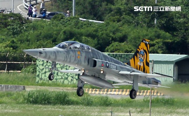 空軍F-5戰機以虎斑為主軸，機身與機翼漆上低視度白、灰相間虎斑，直尾翅為黃黑相間虎斑迷彩，象徵著基地所孕育出的小老虎堅守崗位、捍衛領空。（記者邱榮吉/攝影）