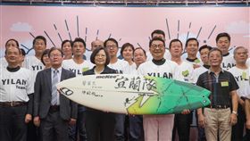 民進黨行動中常會  蔡英文力挺陳歐珀九合一選戰倒數，民進黨26日啟動行動中常會，首站到宜蘭縣。民進黨主席蔡英文（前左3）希望大家支持奮戰不懈的宜蘭縣長參選人陳歐珀（前右2），再創宜蘭新奇蹟。（民進黨提供）中央社記者呂欣憓傳真  107年9月26日