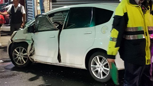 快訊／汽車疑似違規迴轉　與公車擦撞