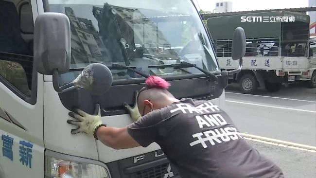 百斤男徒手擋貨車　網驚：有吃菠菜？