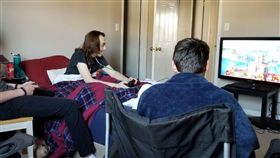 ▲克里斯和家人開心玩遊戲。（圖／翻攝自@SpookyWoobler推特）