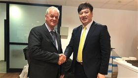 ▲郭金耀與世界總會。（圖／中華民國競技飛鏢總會提供）