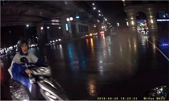 大媽闖紅燈「尖叫當喇叭」　網友笑噴