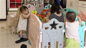 媽媽,兒童圍欄,偷吃,孩子,柵欄,／翻攝自爆怨公社