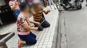 大陸廣東一名男子日前帶妻子買衣服時，與老闆娘發生爭執。原來是男子跟老闆娘說已付了100元衣服錢，但老闆娘堅稱沒有收到。男子為了證明自己燒香跪地「發毒誓」，老闆娘見狀後也跟著發誓，讓附近民眾當場看傻眼。（圖／翻攝自梨視頻）