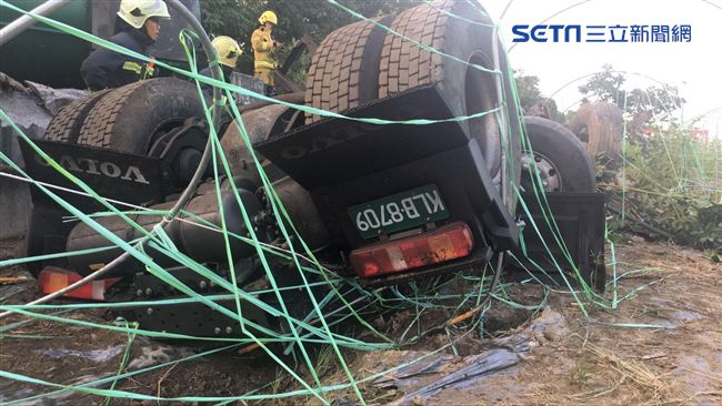 丙烯槽車國道翻覆　駕駛遭夾車頭身亡