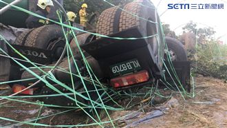 丙烯槽車國道翻覆　駕駛遭夾車頭身亡
