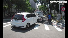 車遭拖吊衰被撞釀2傷 還有車損2萬元