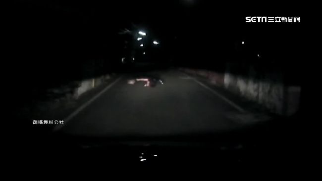 假車禍太早躺地…紅衣女衝路上亂滾