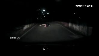 假車禍太早躺地…紅衣女衝路上亂滾