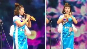演技大爆發？大陸某樂團在日前舞台上表演時，一名大媽將葫蘆絲「拿反」吹奏，更好笑的是，她還表現出一副超專業的神情，若無其事的繼續表演。不少網友看到後，紛紛調侃「這是我聽過最動聽的葫蘆絲！」（組圖／翻攝自微博）