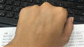 懲罰,處罰,火燒,電燈泡,玩火,媽媽,／翻攝自爆廢公社二館