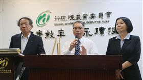 農委會說明非洲豬瘟防範措施（2）中國大陸瀋陽8月3日首次傳出非洲豬瘟疫情，農委會副主委黃金城（左起）、農委會動植物防疫檢疫局副局長施泰華、農委會家畜衛生試驗所所長杜文珍6日共同召開記者會，說明防疫措施。中央社記者徐肇昌攝　107年8月6日