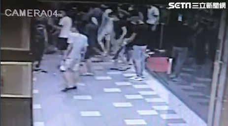斧頭幫現身酒店！囂張嗆聲畫面曝光