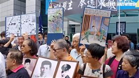 政治受難者團體不滿國民黨踢館促轉會，反衝藍中央黨部抗議（圖／記者李英婷攝）