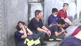 勇消救火十小時累癱　民眾煮黑輪打氣