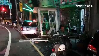 身體不適開車！女駕駛把檳榔攤撞爛