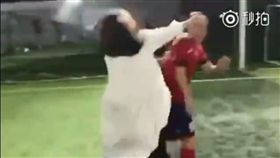 大陸重慶一名女子日前發現男友「已婚」身分，氣得與朋友到球場圍堵對方，女子氣得緊抓男友狂賞巴掌，還不斷質問「已婚幹嘛出來耍？」事後網友搜出這名男子，該男子也後悔地說，「希望大家就當看個笑話，過了就過了！」（圖／翻攝自微博）