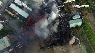 岡山大火燒10小時！臭氣飄到旗津