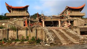 碧雲禪寺違建拆除順利（2）彰化縣政府26日開始拆除二水鄉碧雲禪寺約1694坪違建，負責拆除的怪手將24小時不停工，希望一週內完成拆除工作。中央社記者蘇木春攝　107年9月26日