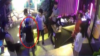 醉女大鬧餐廳襲警！女警大外割秒壓制