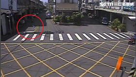 全聯掉東西　暖心騎士幫剪／翻攝畫面