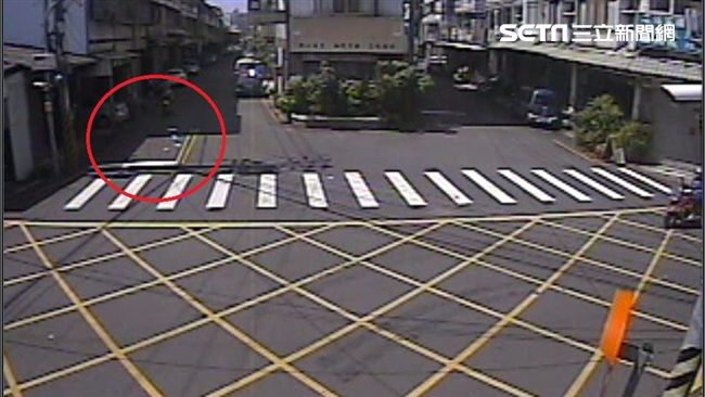 獨／前車戰利品沿路掉　她幫撿尋失主