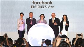 蔡總統出席臉書2020與世界為友活動（2）Facebook（臉書）27日在台北舉辦「2020與世界為友，Made by Taiwan, Loved by the World」活動，聚焦經濟，科技和人才，盼全力提升產業數位競爭力，總統蔡英文（中）、經濟部長沈榮津（左2）及Facebook（臉書）全球副總裁暨亞太區總裁唐立洋（Dan Neary）（後右2）等人出席與會。中央社記者謝佳璋攝　107年9月27日