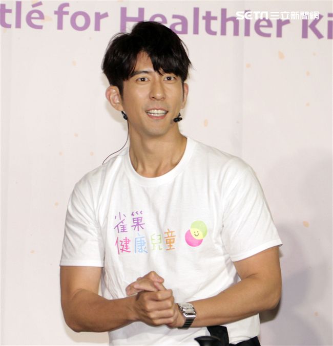 修杰楷分享兒時經驗及快速備餐技巧，現場表演拿手炒飯與小朋友分享。（記者邱榮吉/攝影）