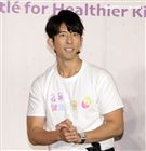 修杰楷分享兒時經驗及快速備餐技巧，現場表演拿手炒飯與小朋友分享。（記者邱榮吉/攝影）