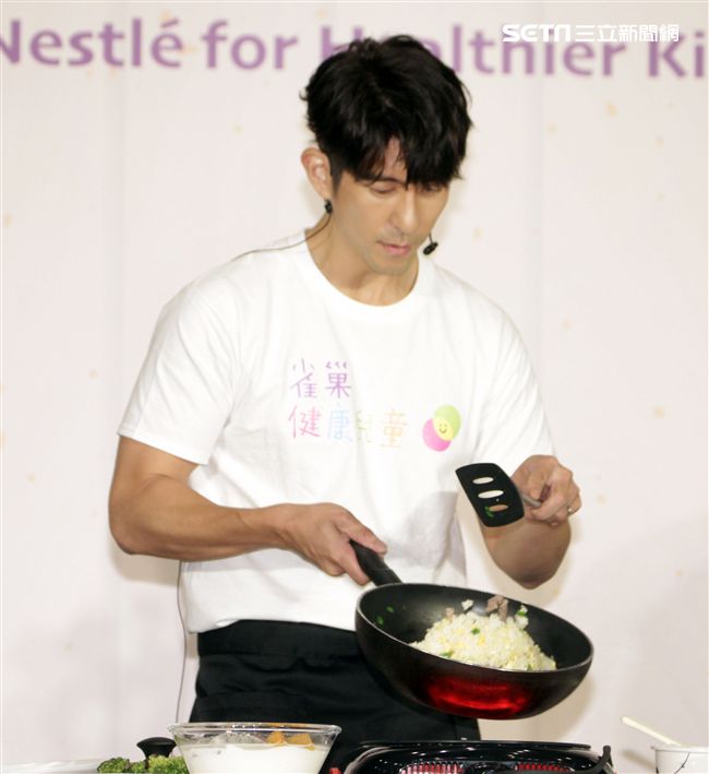 修杰楷分享兒時經驗及快速備餐技巧，現場表演拿手炒飯與小朋友分享。（記者邱榮吉/攝影）