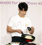 修杰楷分享兒時經驗及快速備餐技巧，現場表演拿手炒飯與小朋友分享。（記者邱榮吉/攝影）