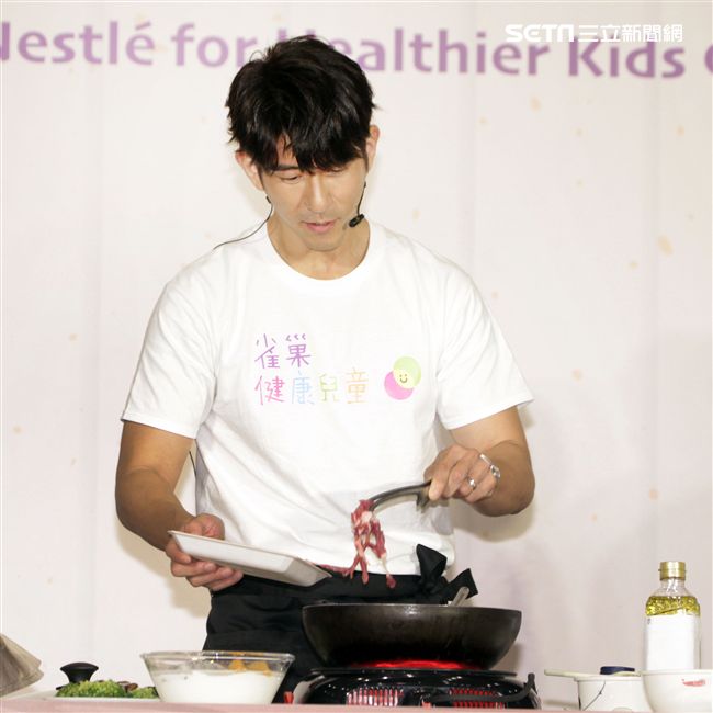修杰楷分享兒時經驗及快速備餐技巧，現場表演拿手炒飯與小朋友分享。（記者邱榮吉/攝影）