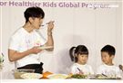 修杰楷分享兒時經驗及快速備餐技巧，現場表演拿手炒飯與小朋友分享。（記者邱榮吉/攝影）