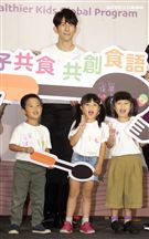 修杰楷分享兒時經驗及快速備餐技巧，現場表演拿手炒飯與小朋友分享。（記者邱榮吉/攝影）