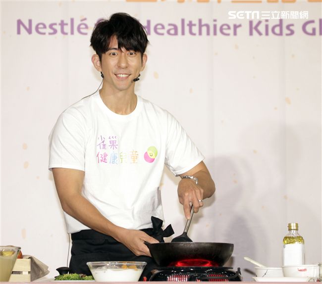 修杰楷分享兒時經驗及快速備餐技巧，現場表演拿手炒飯與小朋友分享。（記者邱榮吉/攝影）