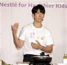 修杰楷分享兒時經驗及快速備餐技巧，現場表演拿手炒飯與小朋友分享。（記者邱榮吉/攝影）