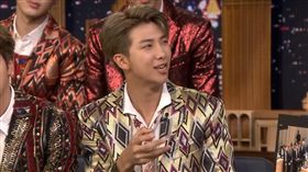 防彈少年團隊長RM透露拿著講稿時手不停抖。（圖／翻攝自Youtube）