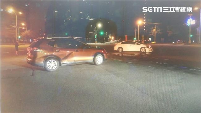 路不熟又左右誤判　女錯轉方向盤撞車