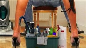 澳洲　裸體清潔員　翻攝BareAllCleaning FB