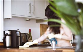 澳洲　裸體清潔員　翻攝BareAllCleaning FB