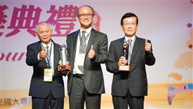 ▲教育部常務次長林騰蛟與吳義松教練、洪瑞萌合照。（圖／體育署提供）