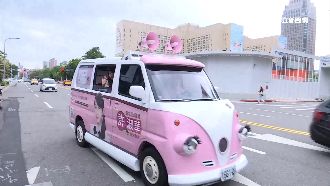 選戰宣傳！藍綠議員打造「拜票神車」