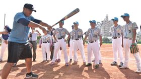 張泰山指導阿公們打擊技巧。（圖／不老棒球聯盟提供）