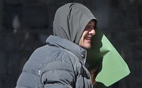 ▲基霍衝進停機坪想攔飛機。（圖／翻攝自《愛爾蘭新聞》）
https://goo.gl/LVs8hq