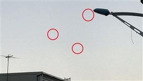 UFO盤旋？一名男子日前到花蓮遊玩時，驚見天空有3個白色光點，正當他拍完照後，白色光點就瞬間消失。疑似UFO的照片曝光後，掀起熱議，甚至還有網友表示，「宜蘭、基隆也有看到！」（圖／翻攝自花蓮人臉書）