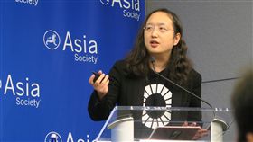 唐鳳紐約演講　以數位治理談台灣價值行政院政委唐鳳21日在紐約演講指出，台灣推動的數位治理與聯合國永續發展目標相輔相成，開放政府讓各方都有發聲管道，以對話找出共識，這就是台灣價值。中央社記者尹俊傑紐約攝  107年9月22日