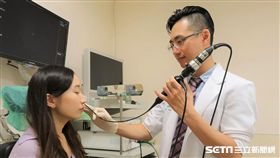 醫師黃純惟（右）提醒，鼻咽癌有3個典型症狀，包含鼻涕中有血絲、單側耳朵悶塞感，以及頸部腫塊。（圖／亞大醫院提供）
