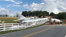 美國,飛機,降落,軌道,Dassault Falcon 50(圖/翻攝自推特)