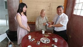 目睹台鐵雨中搶修　8旬法師不捨辛勞捐善款